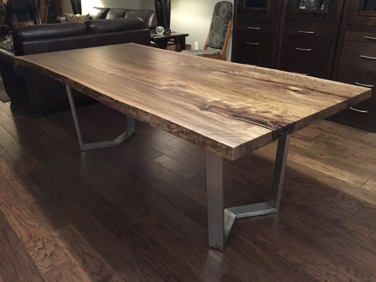 деревянный стол с металлом