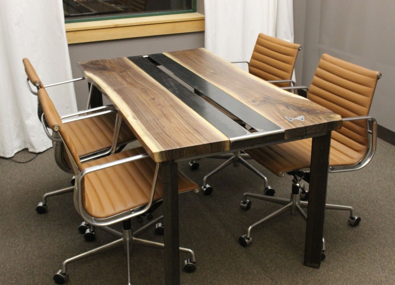 стол для переговоров в стиле лофт
